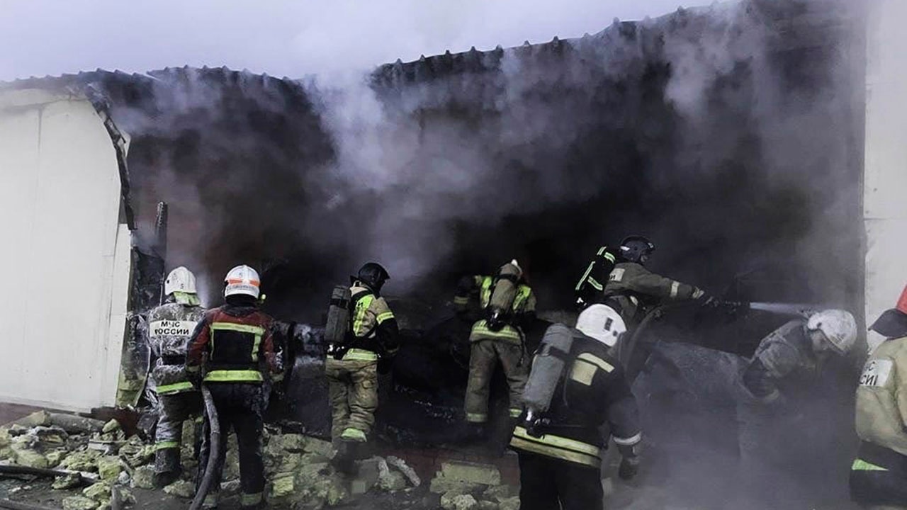 Пожарные. Пожар в здании. Мчс пожар. Мчс пожары видео. Огневые испытания.