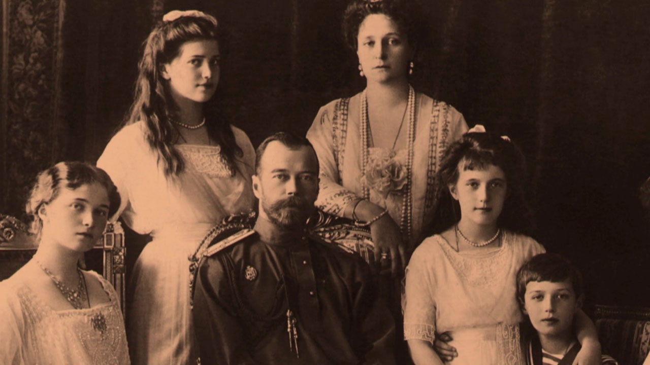 Что известно о его семье. Королевская семья англии фото. Царская семья. Групповой брак. Что известно о его семье.