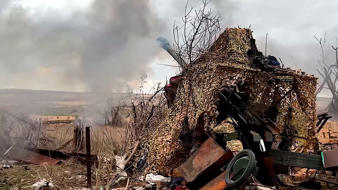 За Родину! За ВДВ!: русские бойцы уничтожают склад с боеприпасами и командно