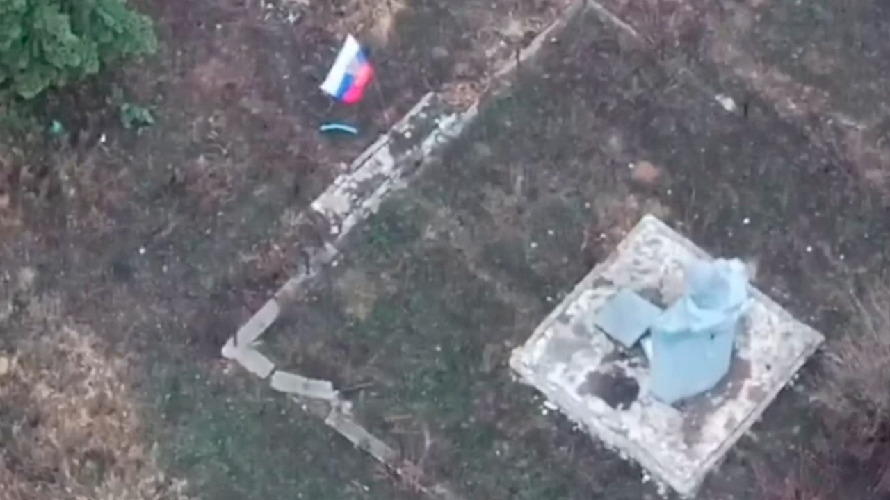 МО РФ показало водружение флага России в центре освобожденной Лозовой