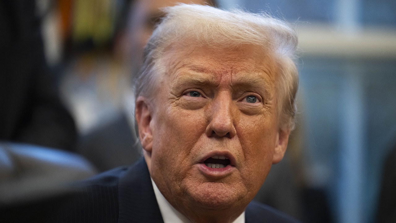 Трамп 11 раз упомянул демократов и трижды Россию в сообщении о досье Эпштейна