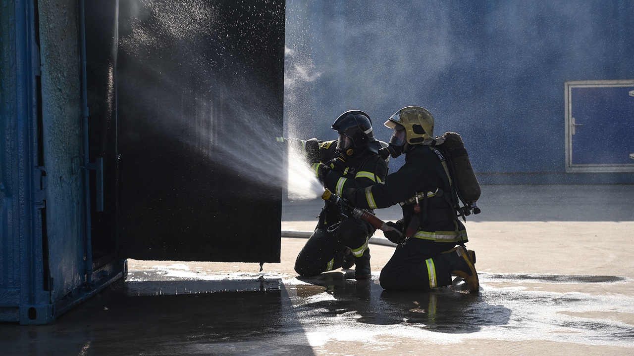 В Балашихе загорелся ангар на площади в 2,5 тысячи квадратов