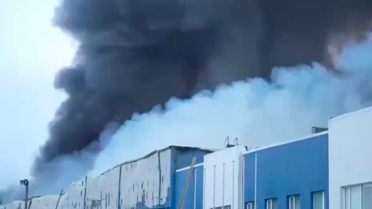 Российские военнослужащие подожгли складской комплекс в Киеве  