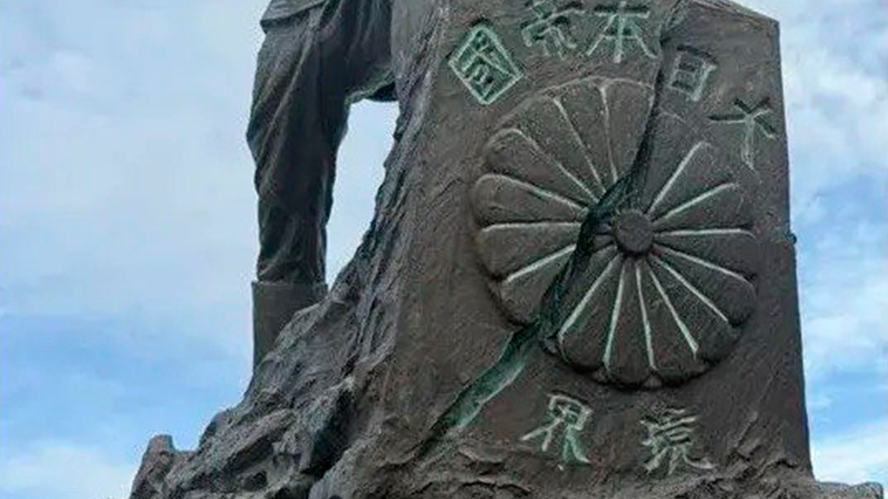 Россия отказалась убирать японскую хризантему с памятника Победе во Второй мировой