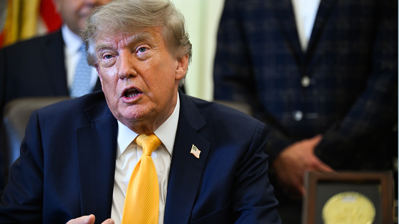 Трамп ввел запрет на импорт части алкогольных напитков из Канады