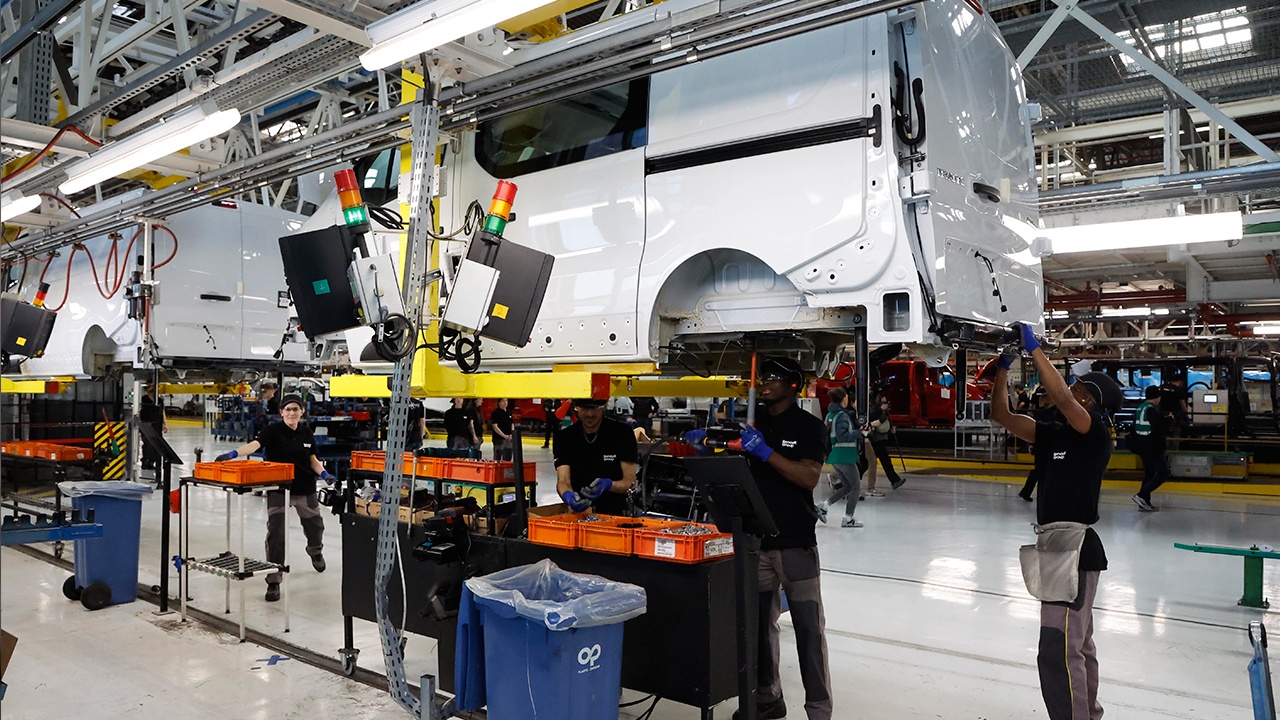 Работники Renault выступили против производства оружия на автозаводах