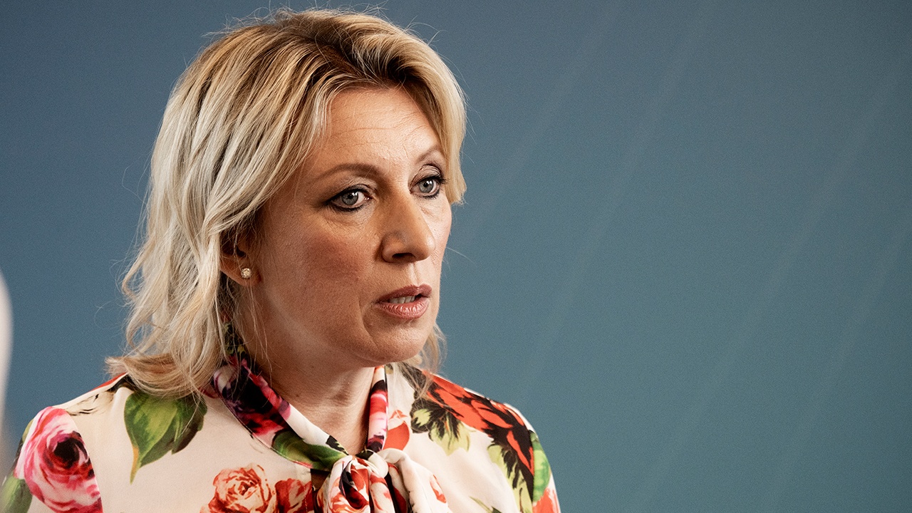 Захарова назвала русофобией головного мозга слова Сикорского о России