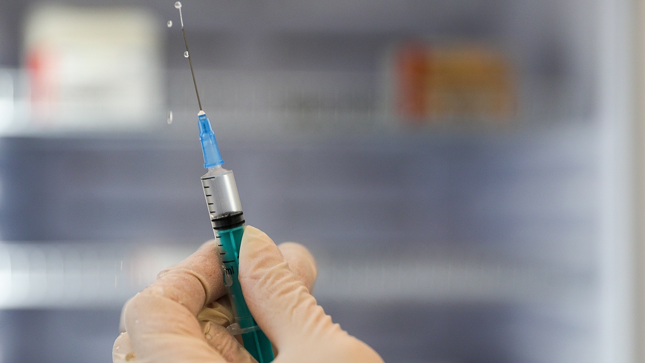 Россиянам назвали оптимальный период для вакцинации от гриппа
