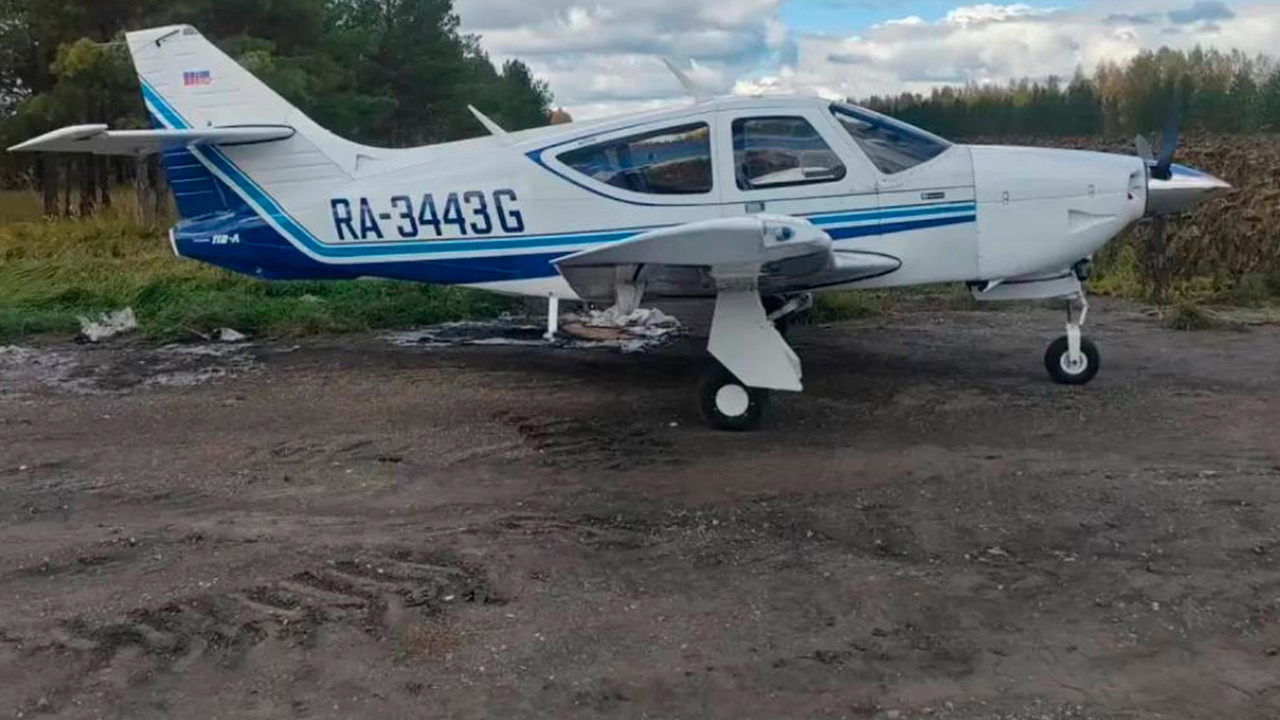 На дорогу в Ульяновской области приземлился самолет