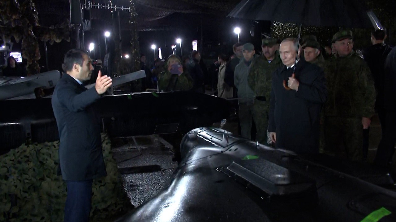 Путину показали реактивные «Герани» на выставке военной техники