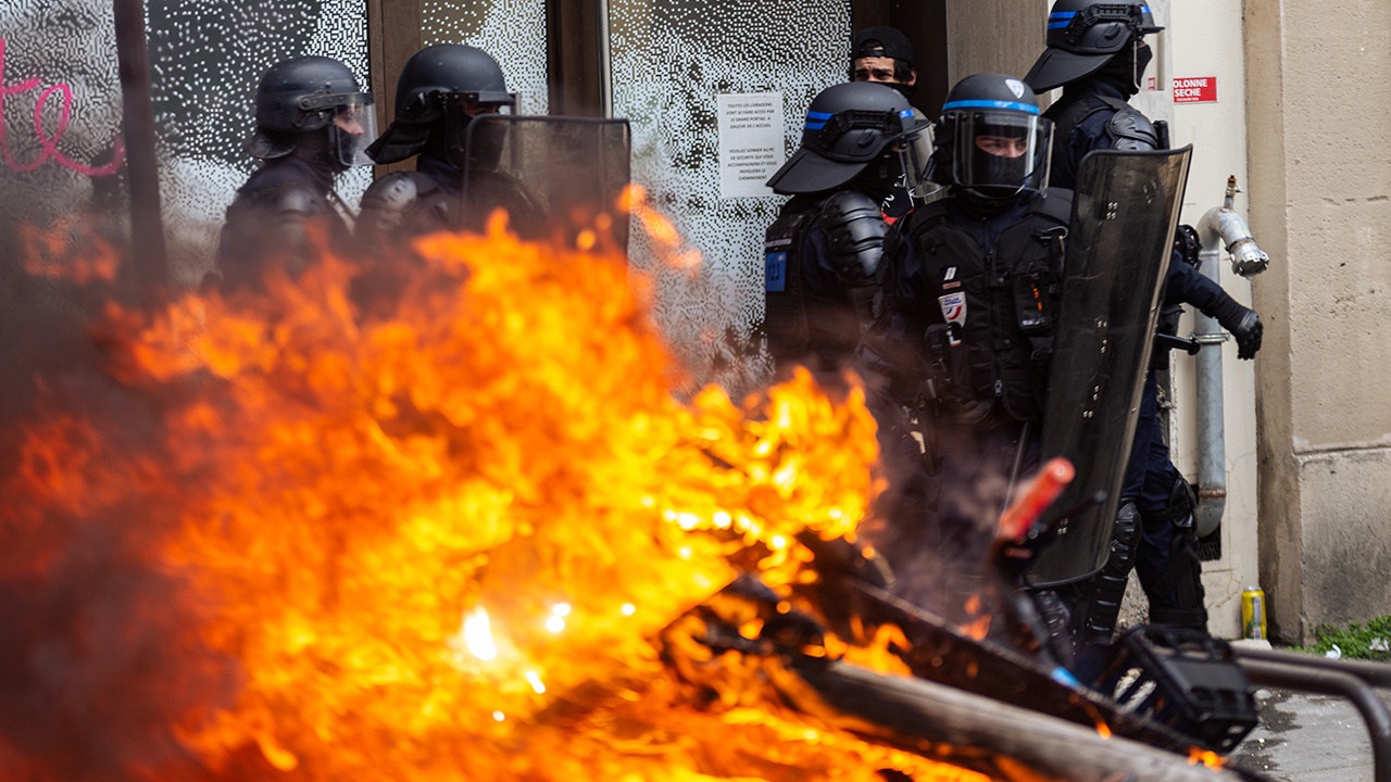 Бунт молодежи во Франции перерос в политическое противостояние