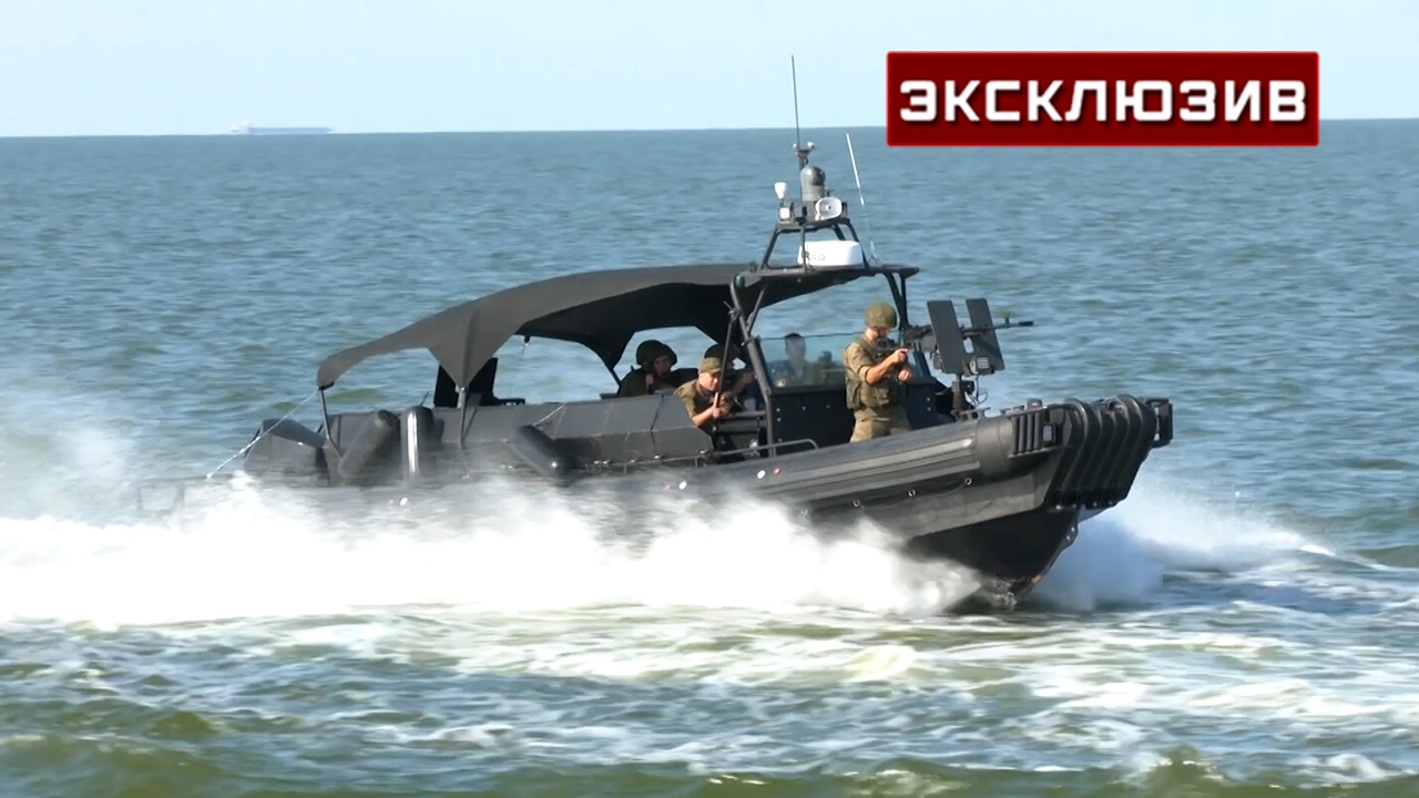 Морские пехотинцы захватили судно-нарушитель на учениях в Дагестане