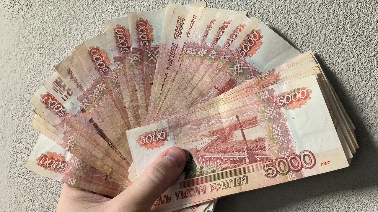 Средняя зарплата в РФ по итогам июля превысила 500 тысяч рублей в двух сферах