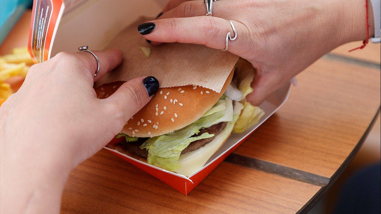 Во Владивостоке закрыли точки Burger King из-за летающих презервативов на кухне
