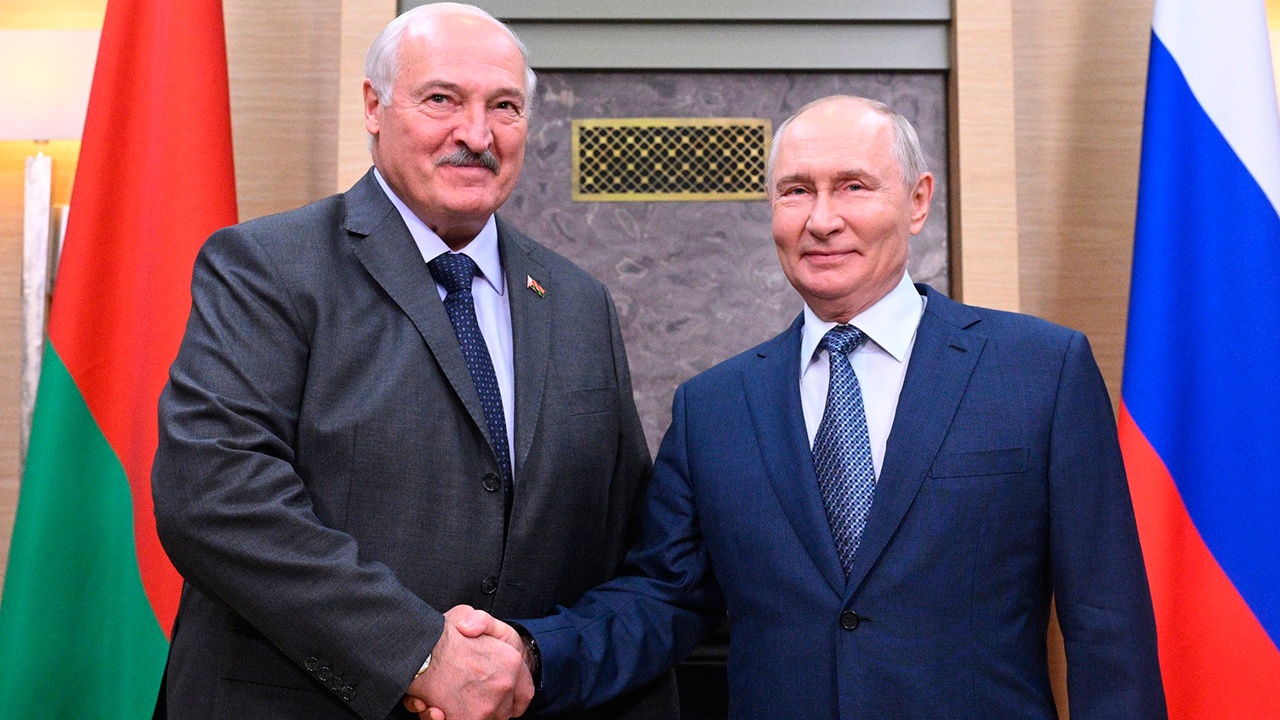Лукашенко поздравил Путина с днем рождения
