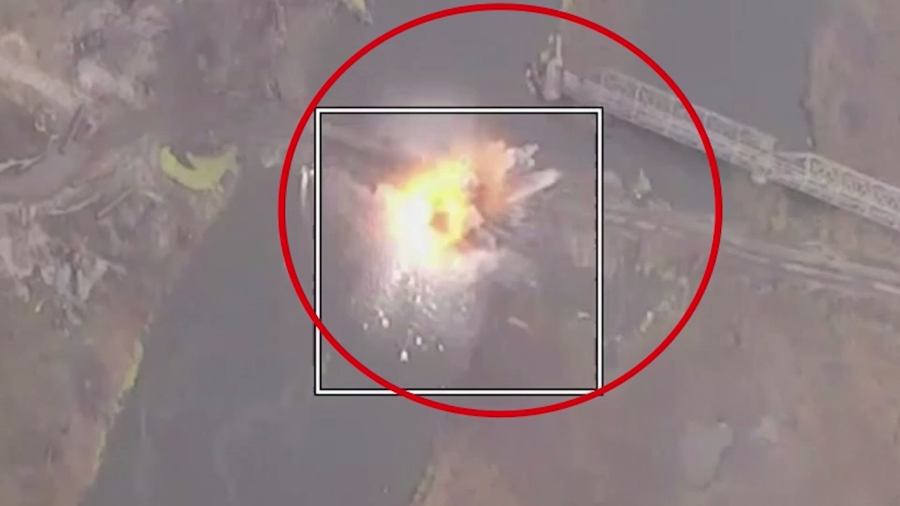 Российские военные разрушили мост через реку Оскол в районе Петровки