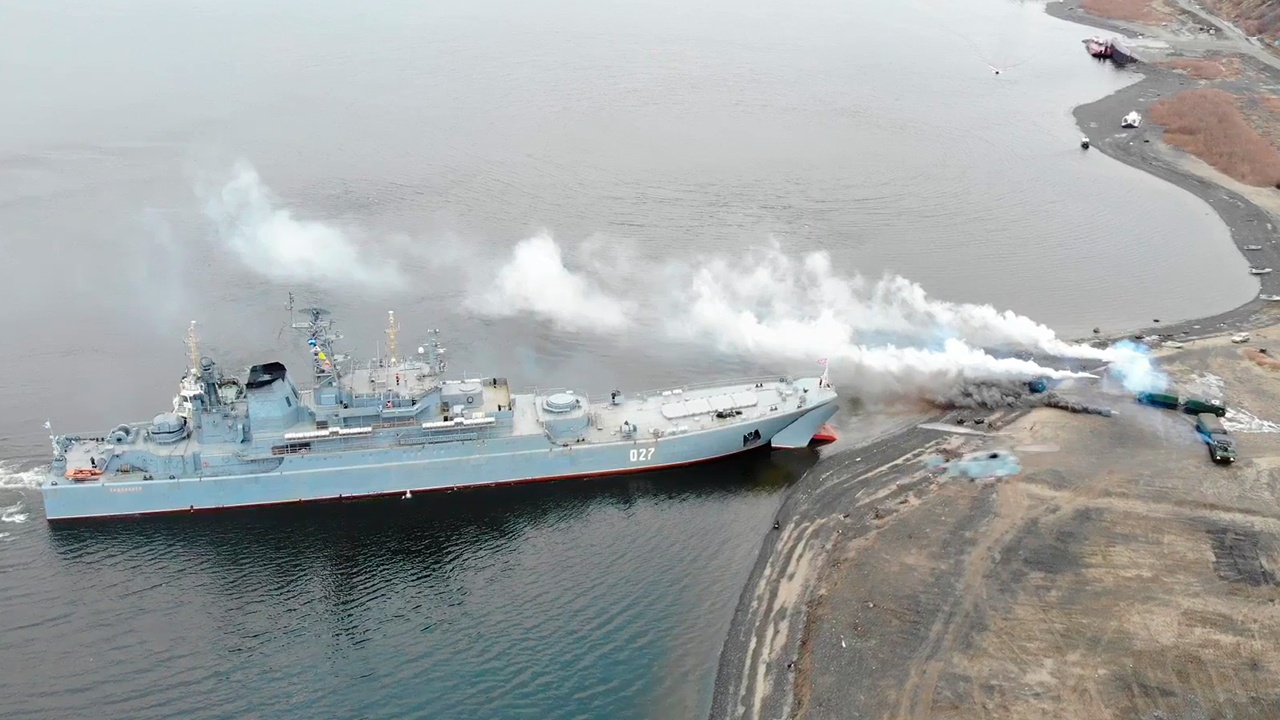 Моряки Северного флота деблокировали морской порт на учениях в Арктике