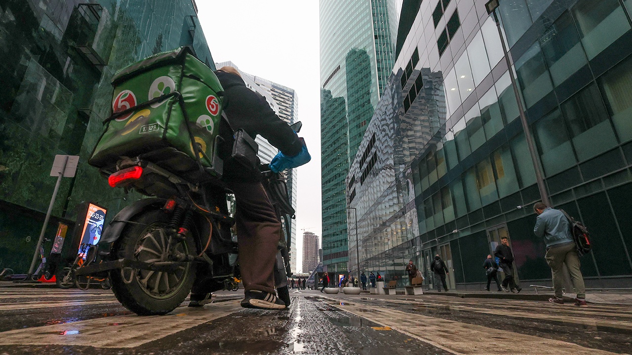 Курьеров в Москве не допустят к работе без теста на знание ПДД