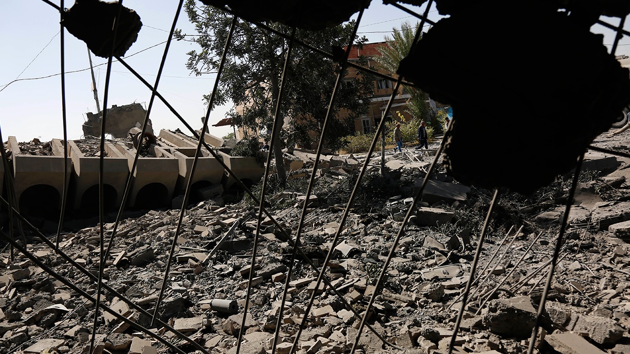 Два человека погибли при ударе хуситов по президентскому дворцу в Йемене