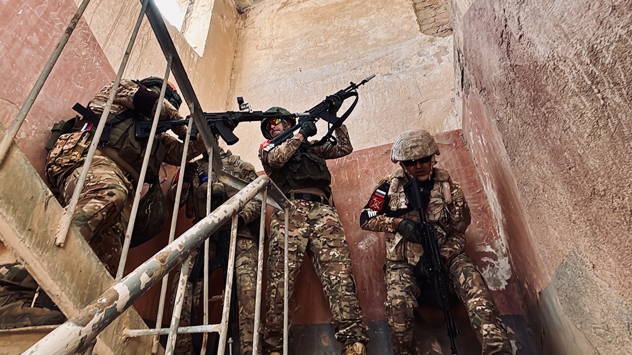 Военная полиция ЦВО отработала штурм здания с террористами в Таджикистане