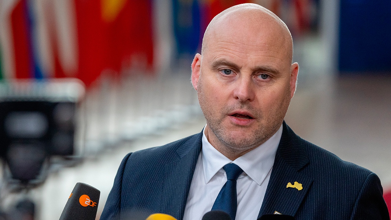 Латвийский премьер эмоционально отреагировал на вопросы СМИ об Украине