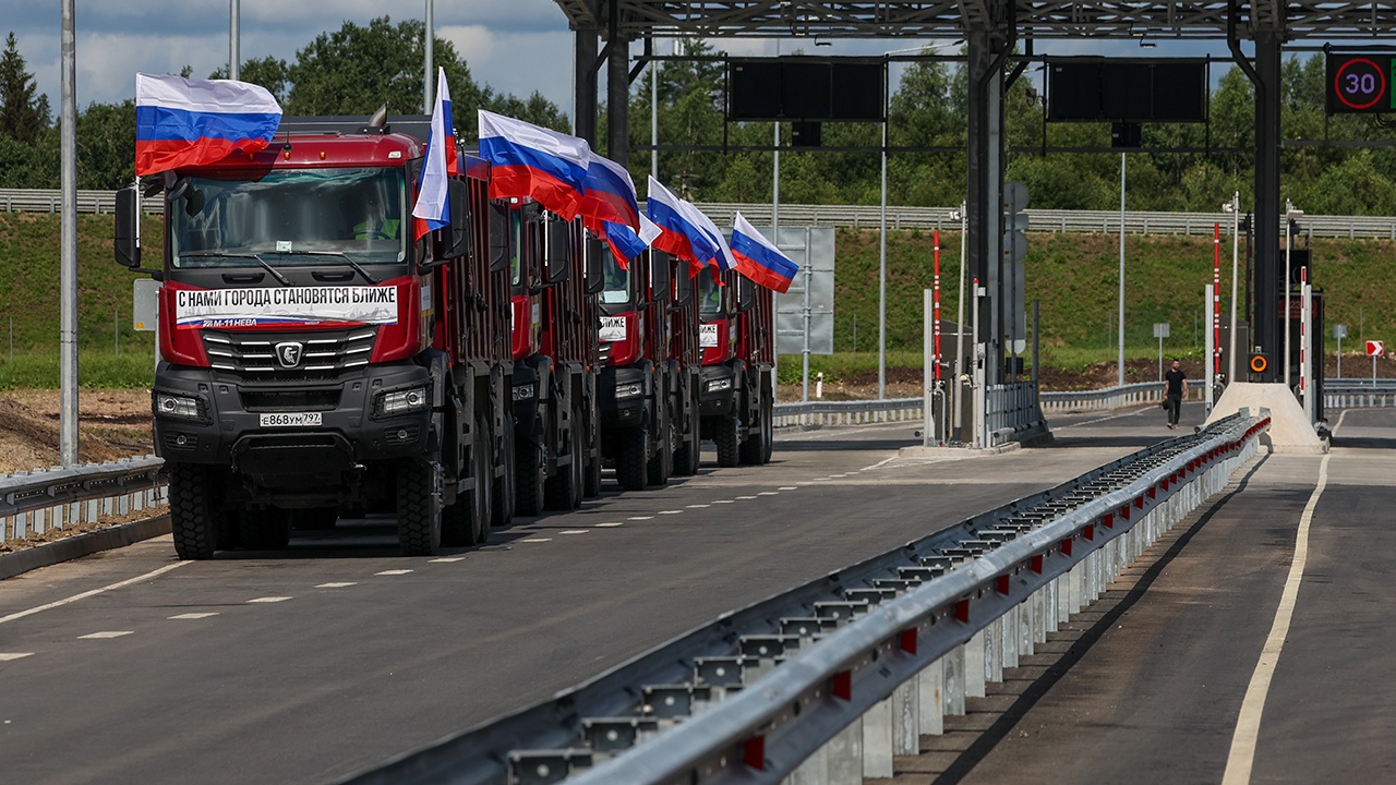 Путин поздравил с праздником работников и ветеранов дорожного хозяйства