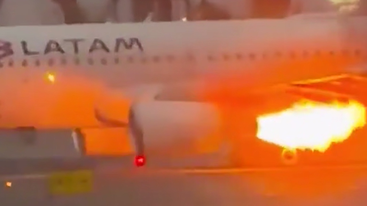 В Перу полный пассажиров самолет авиакомпании LATAM загорелся при взлете