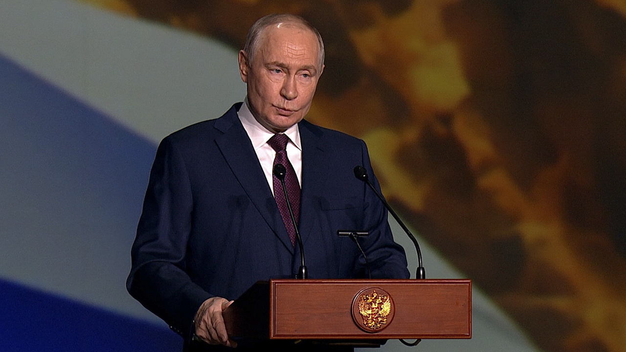 Путин хотел назвать театралов коллегами, но побоялся, что неправильно поймут