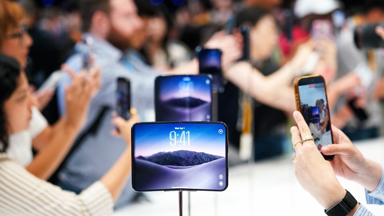 В Россию привезли новый складной смартфон Apple