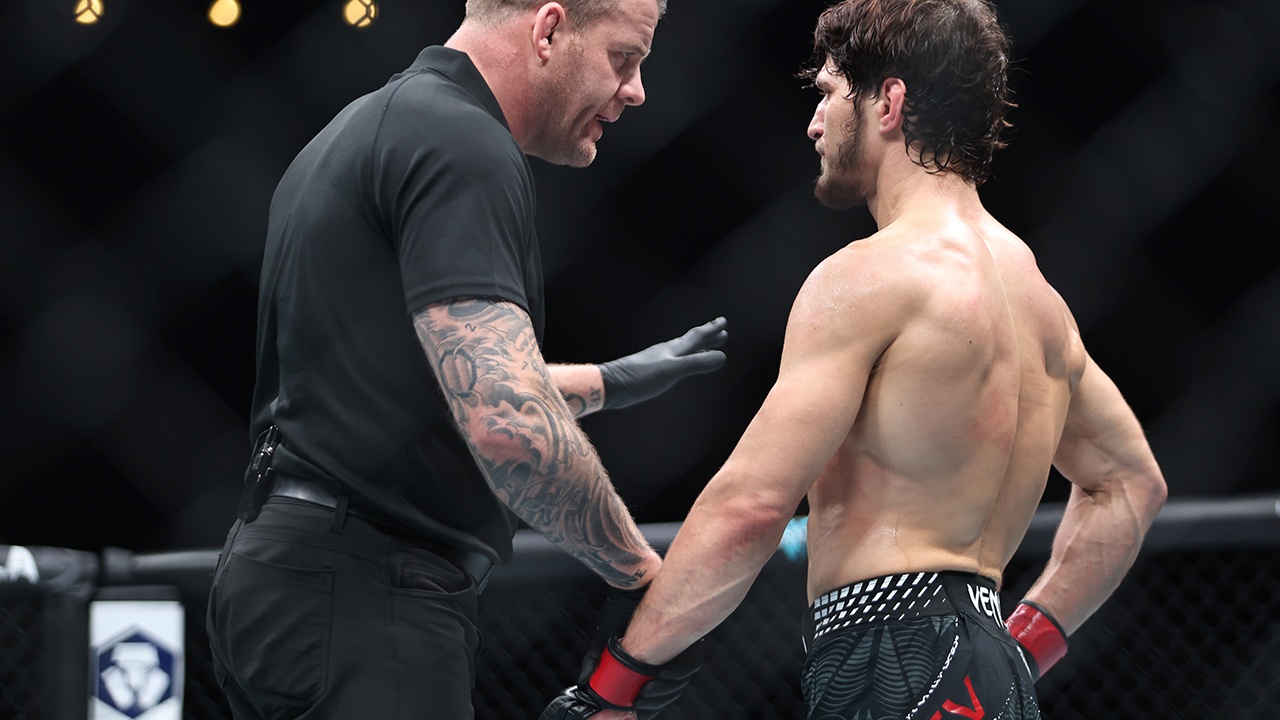 Евлоев потерпел первое поражение в UFC, уступив Волкановски