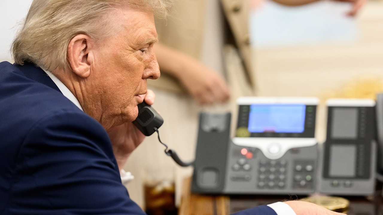 Песков заявил, что визит Трампа в Москву пока не обсуждается