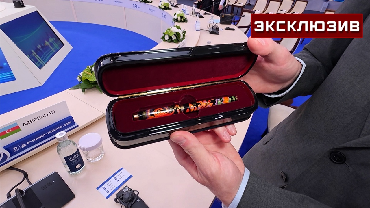 Для гостей саммита ФСЭГ подготовили расписанные под палех сувениры