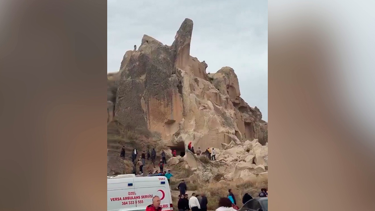 В Турции обрушилась скала у входа в музей, есть жертвы