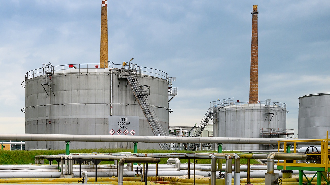 ЕС выпустит на рынок 42 млн баррелей топлива из стратегических запасов
