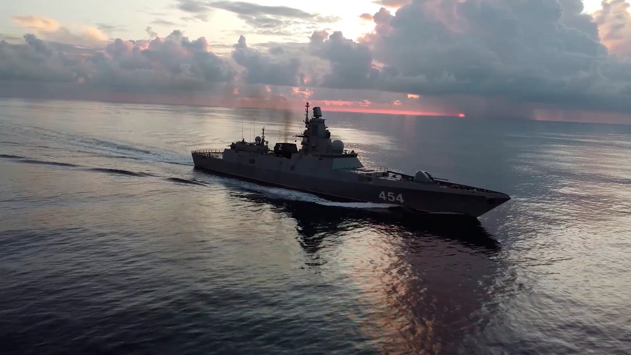 Главком ВМФ России Моисеев поздравил моряков-надводников с праздником
