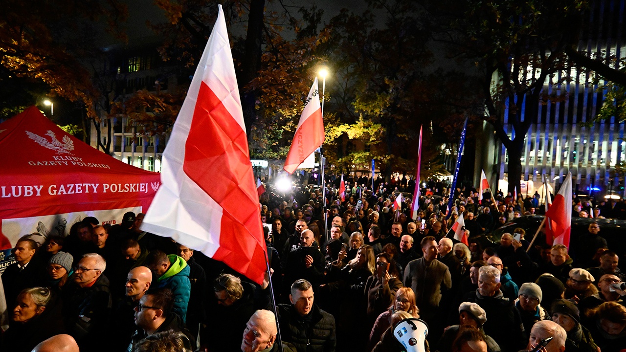 Самолет Навроцкого приземлился в Варшаве на фоне протестов