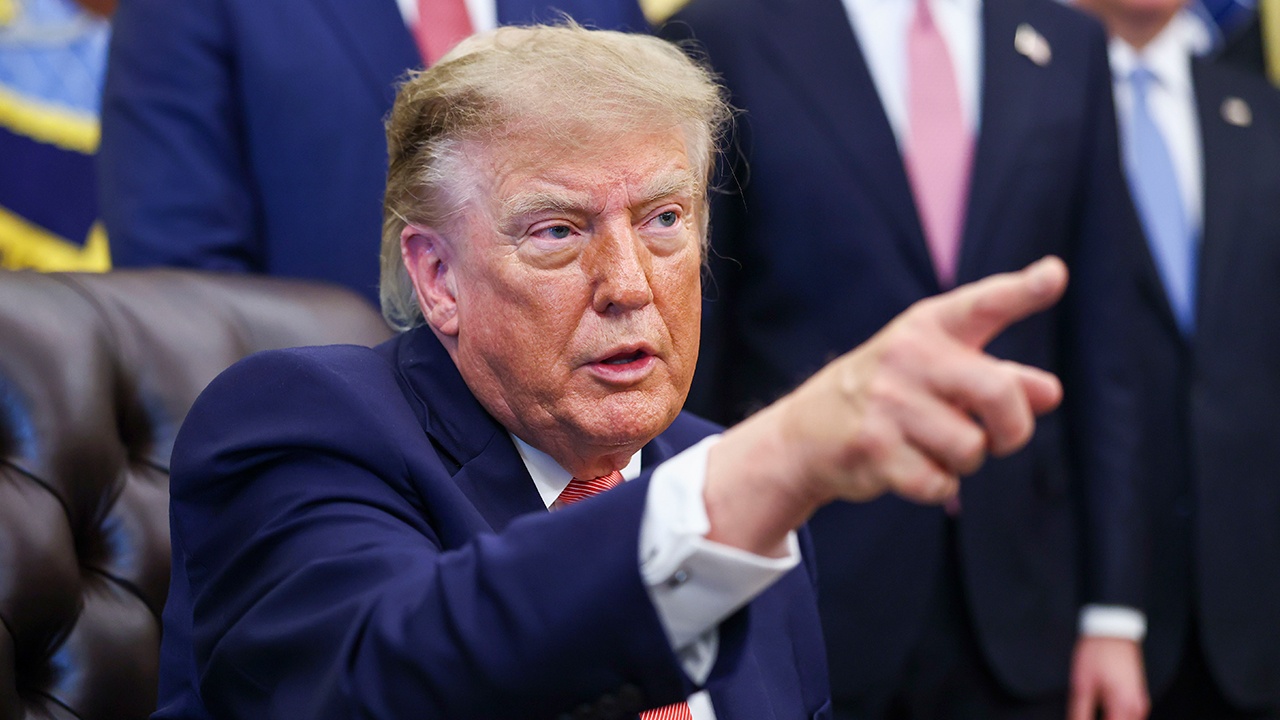 Трамп назвал глупыми тех, кто призывает к антироссийским санкциям 